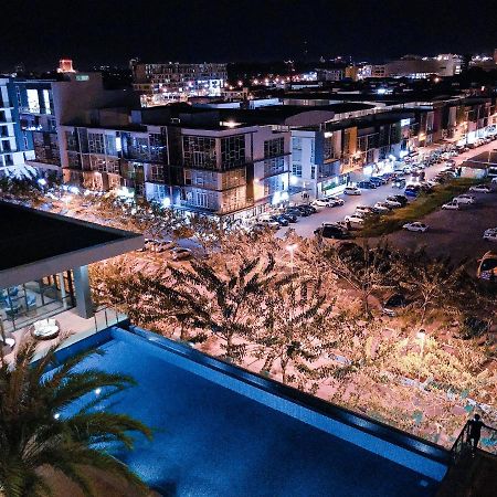 קוצ'ינג Cat City Mediterranean Theme City&Pool View Homestay 貓城地中海主題城市泳池風景民宿 מראה חיצוני תמונה