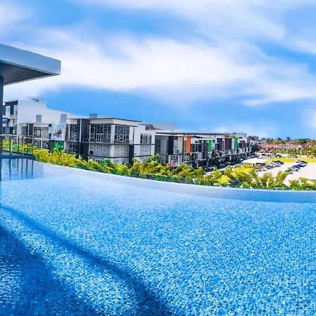קוצ'ינג Cat City Mediterranean Theme City&Pool View Homestay 貓城地中海主題城市泳池風景民宿 מראה חיצוני תמונה
