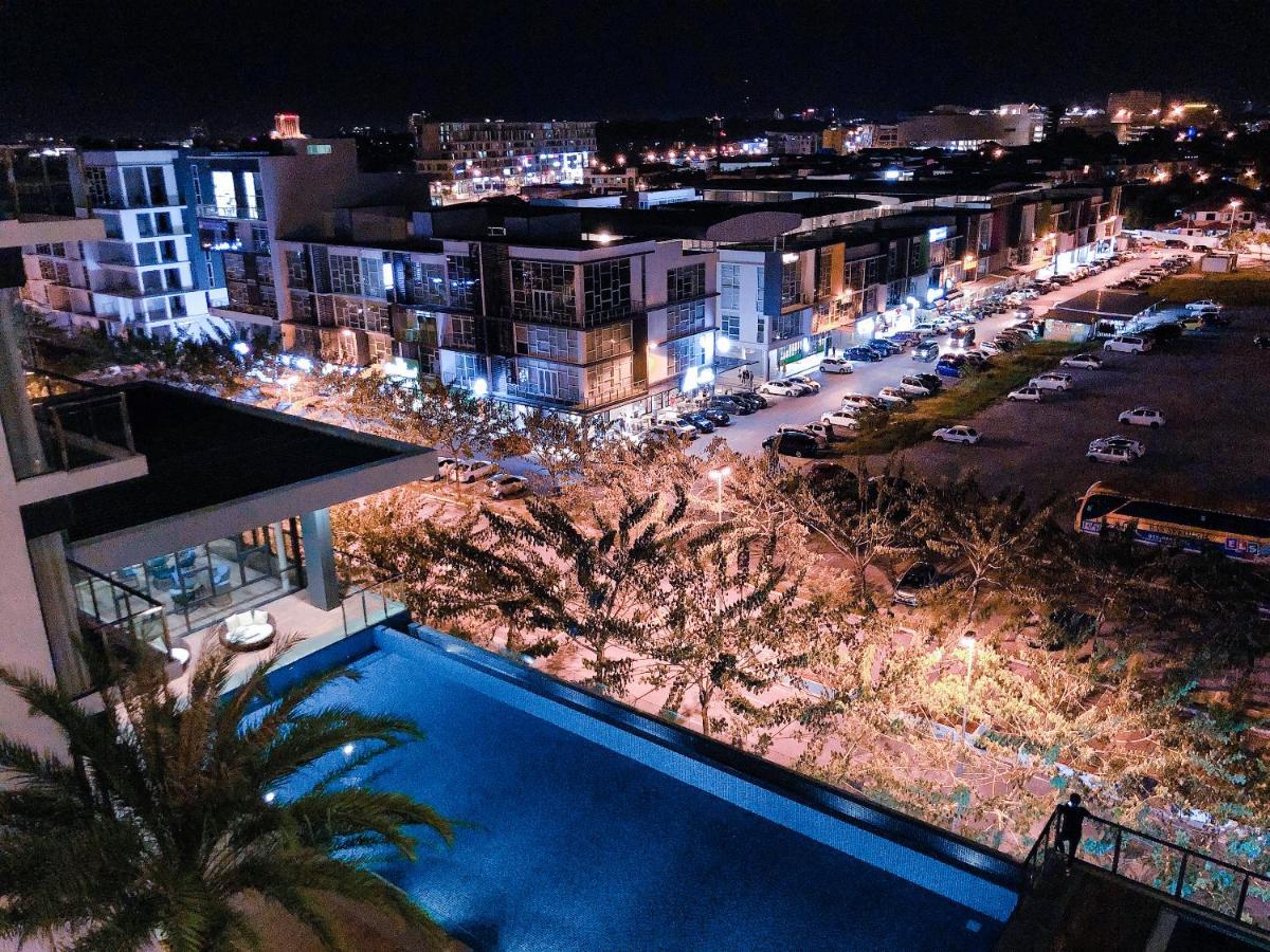 קוצ'ינג Cat City Mediterranean Theme City&Pool View Homestay 貓城地中海主題城市泳池風景民宿 מראה חיצוני תמונה