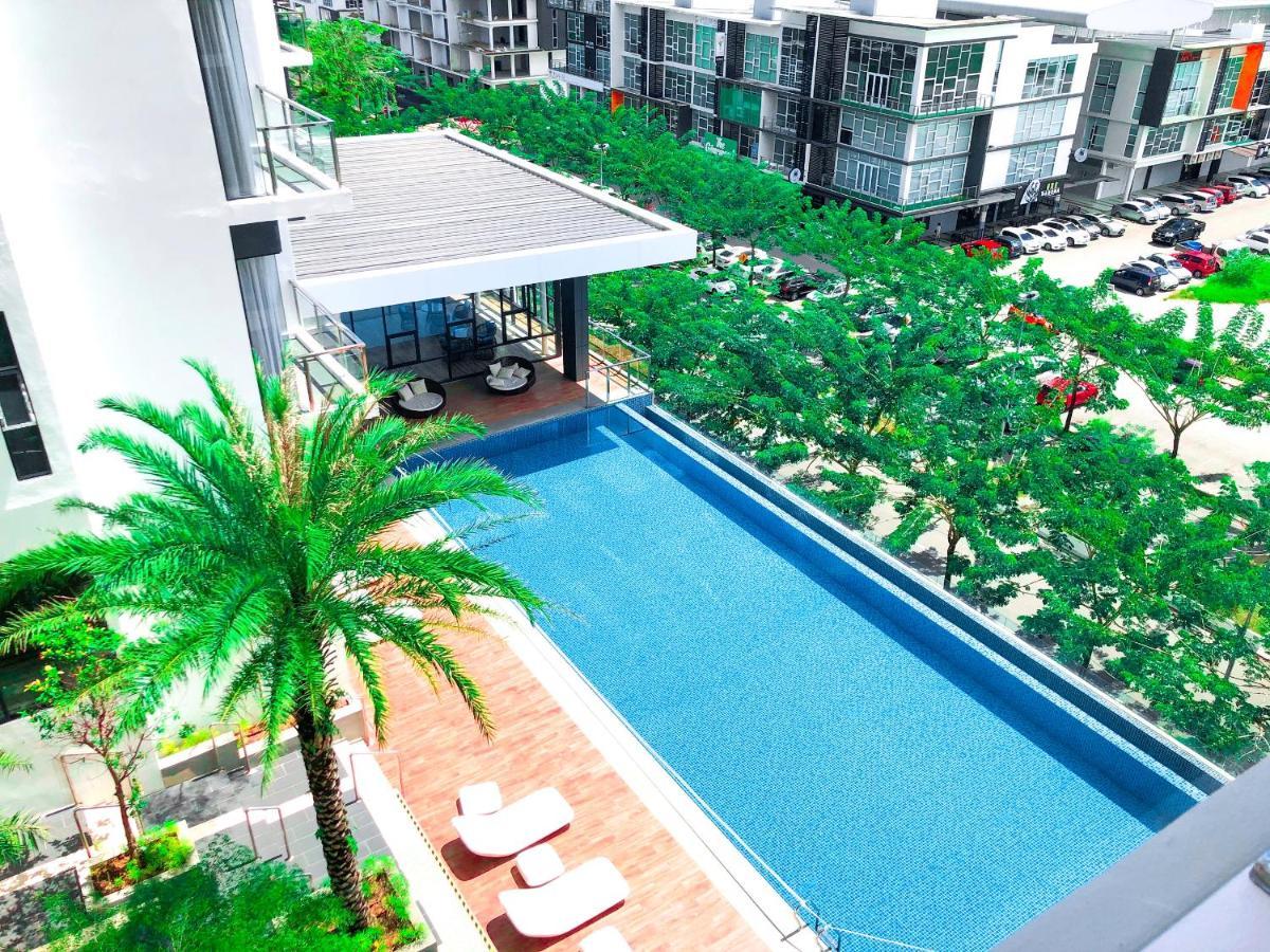 קוצ'ינג Cat City Mediterranean Theme City&Pool View Homestay 貓城地中海主題城市泳池風景民宿 מראה חיצוני תמונה