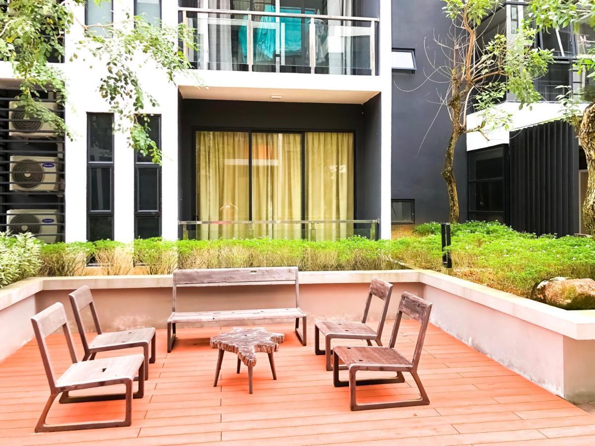 קוצ'ינג Cat City Mediterranean Theme City&Pool View Homestay 貓城地中海主題城市泳池風景民宿 מראה חיצוני תמונה