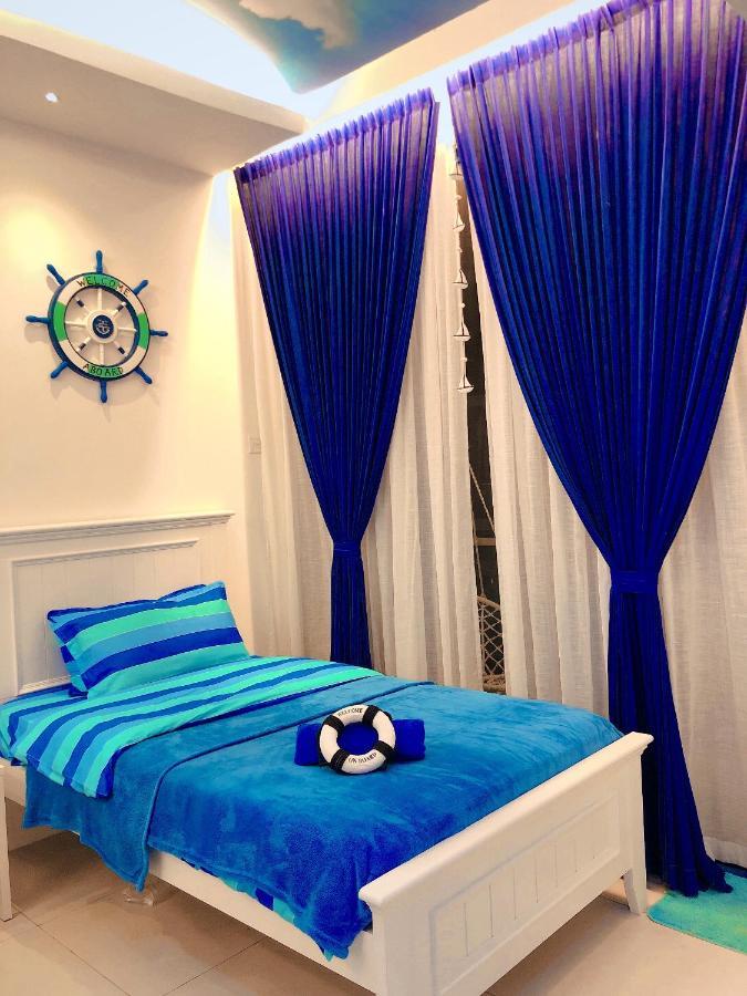 קוצ'ינג Cat City Mediterranean Theme City&Pool View Homestay 貓城地中海主題城市泳池風景民宿 מראה חיצוני תמונה